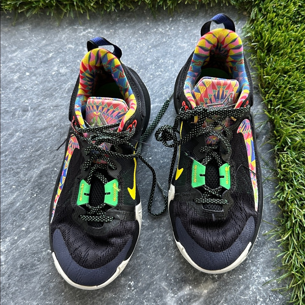 Basketball shoes with Multicolor Accents